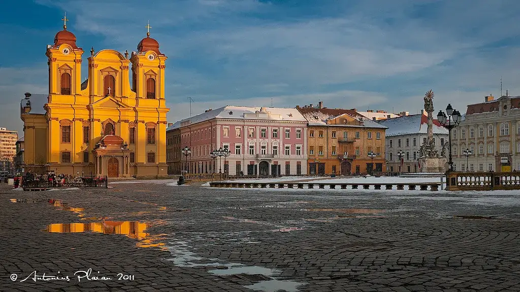 Trg ujedinjenja u Temišvaru sa rimokatoličkom katedralom